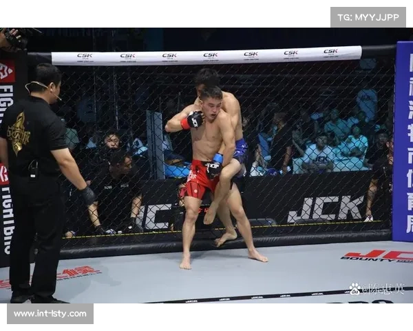 呼和浩特赛区MMA七分钟无裁判规则对决,阿力合得与凯南激战至降服 呼和浩特赛区MMA七分钟无裁判规则对决,阿力合得与凯南激战至降服